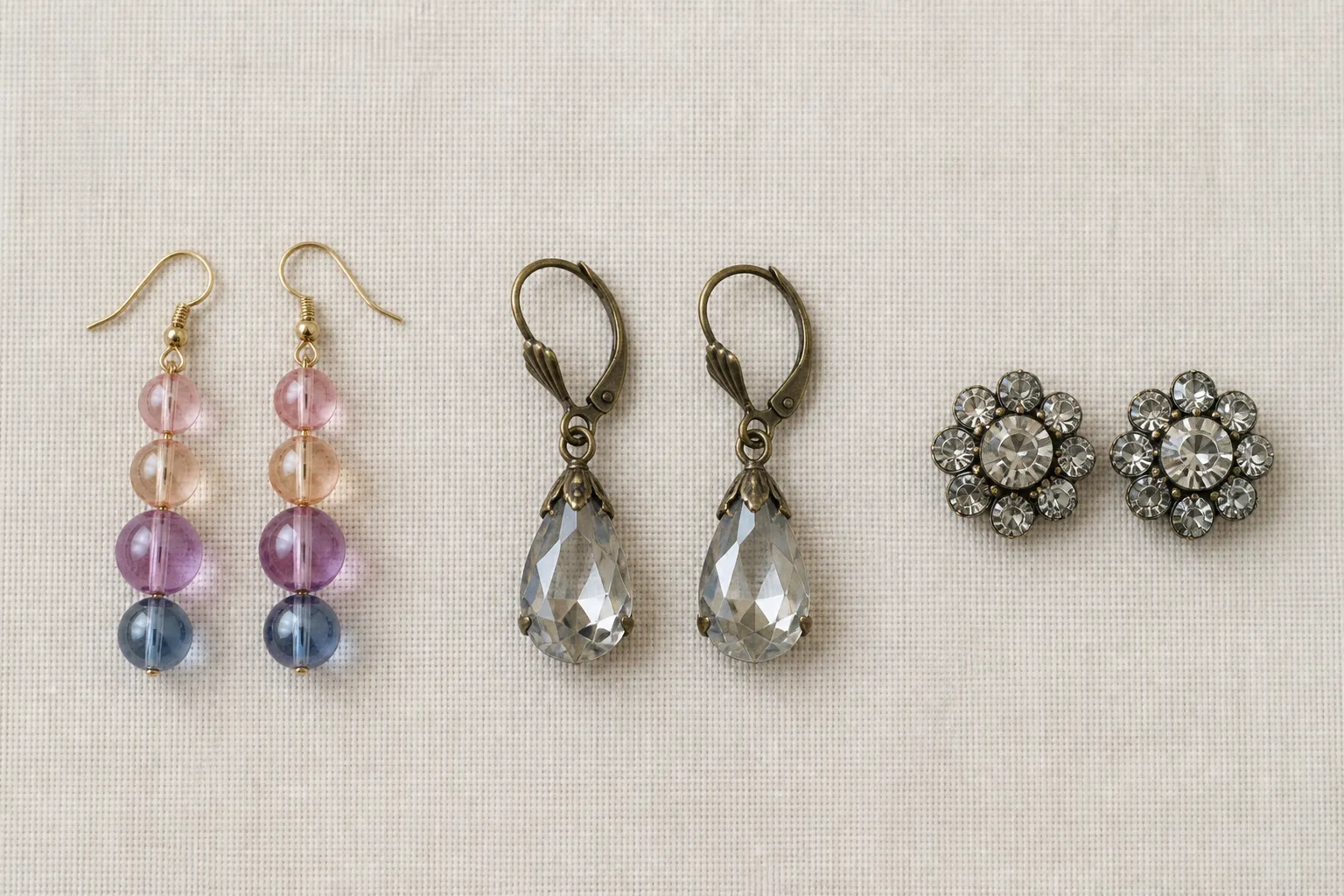 grossiste en perles - Comparaison visuelle de boucles d'oreilles en perles de verre gradient, cristal vintage et rhinestone sur fond neutre — illustrant les différents styles disponibles chez les fournisseurs OEM vs grossistes de composants