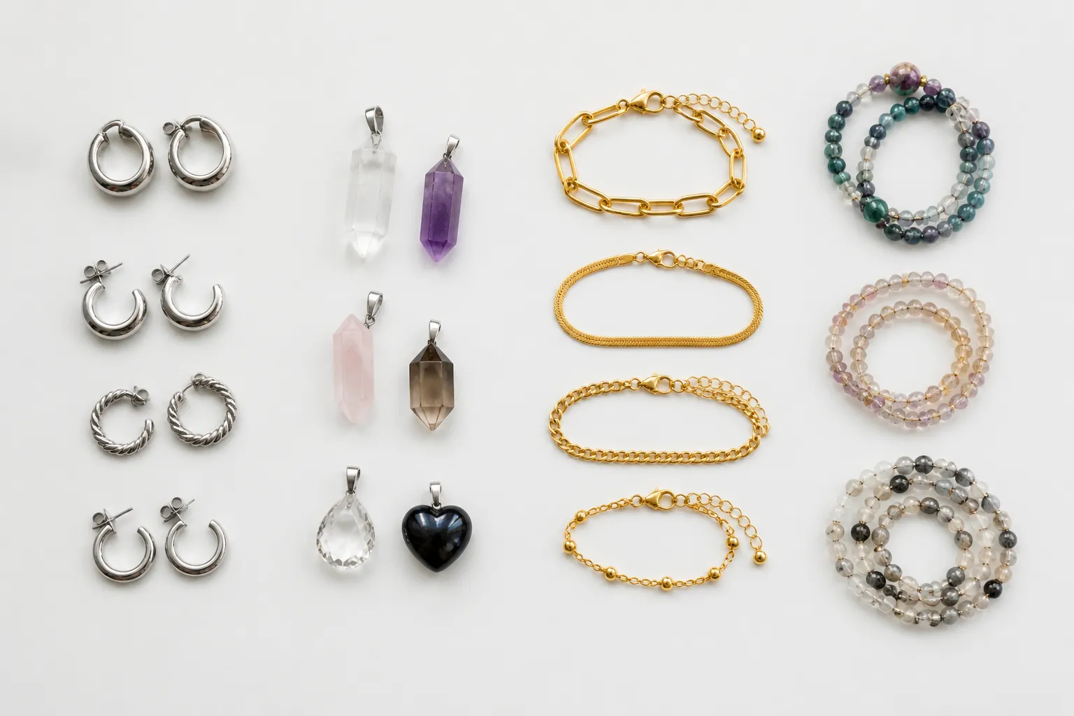 unechter schmuck - Flat-lay-Aufnahme verschiedener Modeschmuck-Kategorien nebeneinander — Edelstahlohrringe, Kristallanhänger, vergoldete Armbänder und Glasperlen-Sets auf weißem Hintergrund, beschriftet mit Material und Preissegment