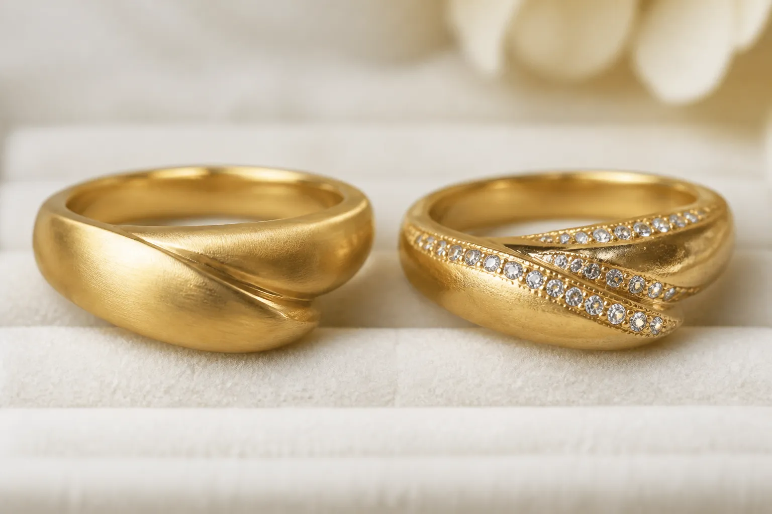 bague femme or - Photographie éditoriale comparant côte à côte une bague femme en or 18 carats et une bague plaquée or avec cristaux sur fond de velours blanc — mise en valeur des différences de finition et d'éclat