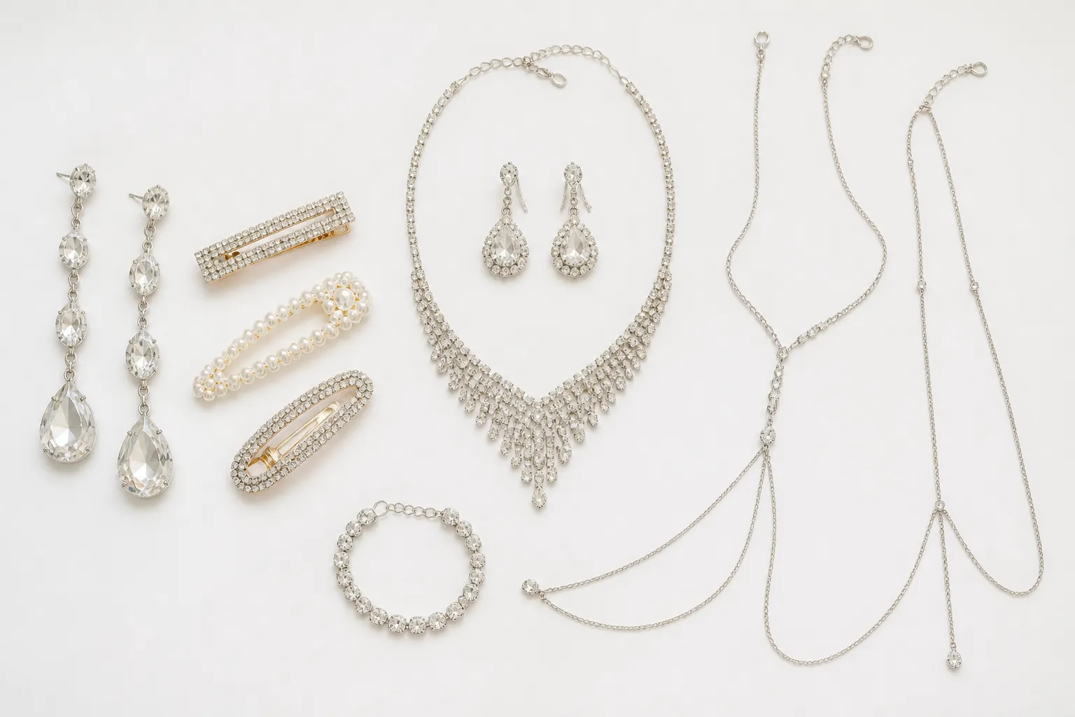 zahnstein schmuck - Flatlay-Aufnahme verschiedener Schmuckkategorien als Alternativen zu Zahnstein Schmuck – Kristallohrringe, Haarspangen, Rhinestone-Sets und Körperschmuck nebeneinander auf weißem Hintergrund, mit beschriftenden Pfeilen zu jeder Kategorie