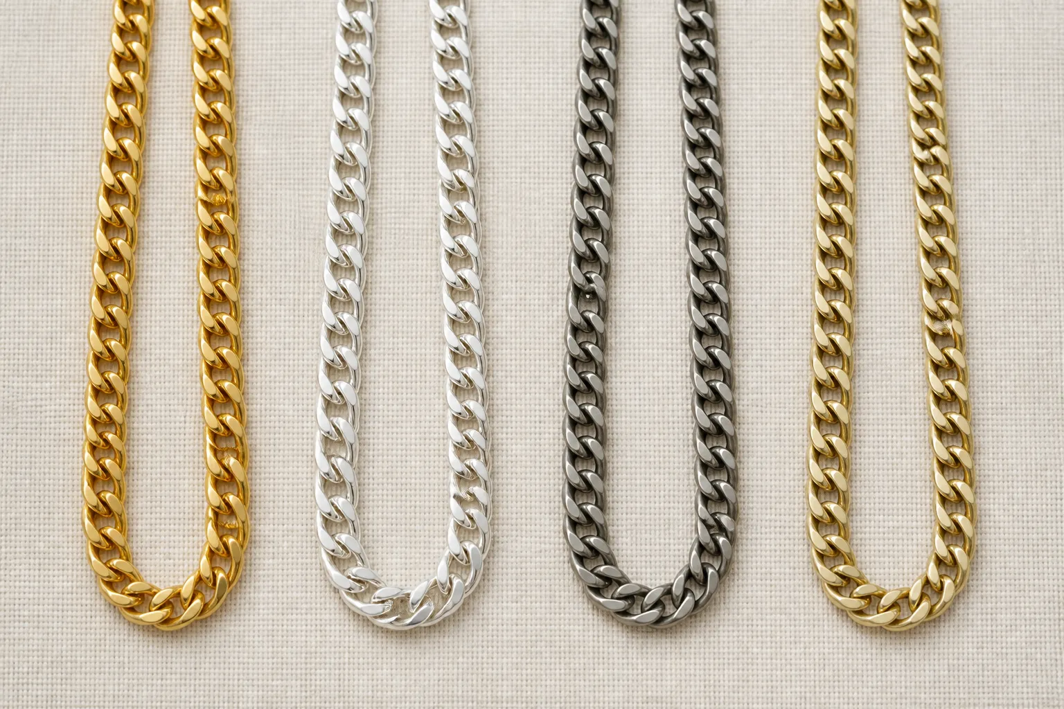 chaine en or homme - Tableau comparatif visuel montrant quatre chaînes homme côte à côte — or jaune massif, argent sterling, acier inoxydable silver et chaîne plaquée or — avec étiquettes de matériau et d'épaisseur de bain