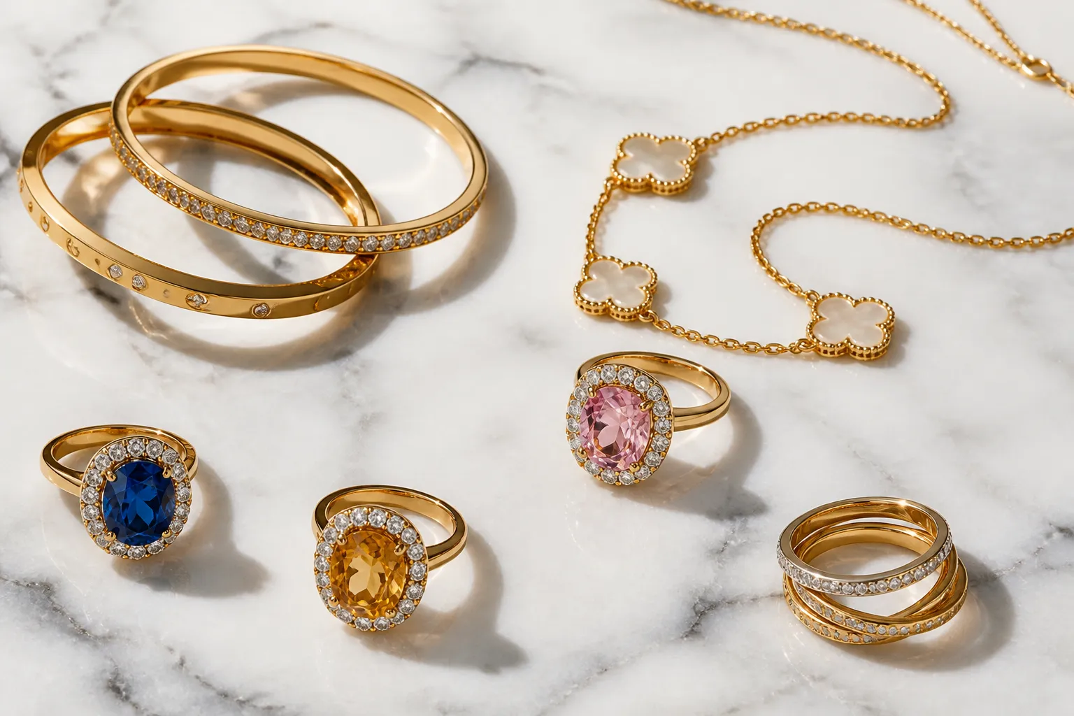 cartier bijoux - Photo éditoriale d'un assortiment de bijoux inspirés du style joaillier classique — bracelets, bagues et colliers sur fond de marbre blanc, éclairage studio professionnel