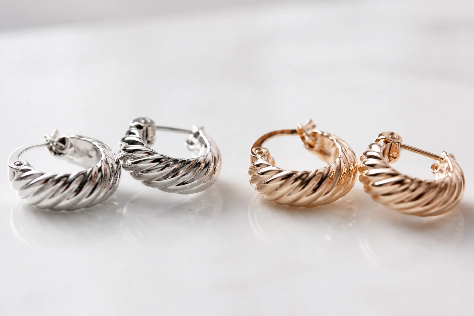 plata de ley 925 - Fotografía editorial de pendientes de plata de ley 925 con sello visible, comparados junto a piezas chapadas en rodio sobre cobre, sobre fondo blanco de estudio con etiquetas técnicas indicando la composición de cada material