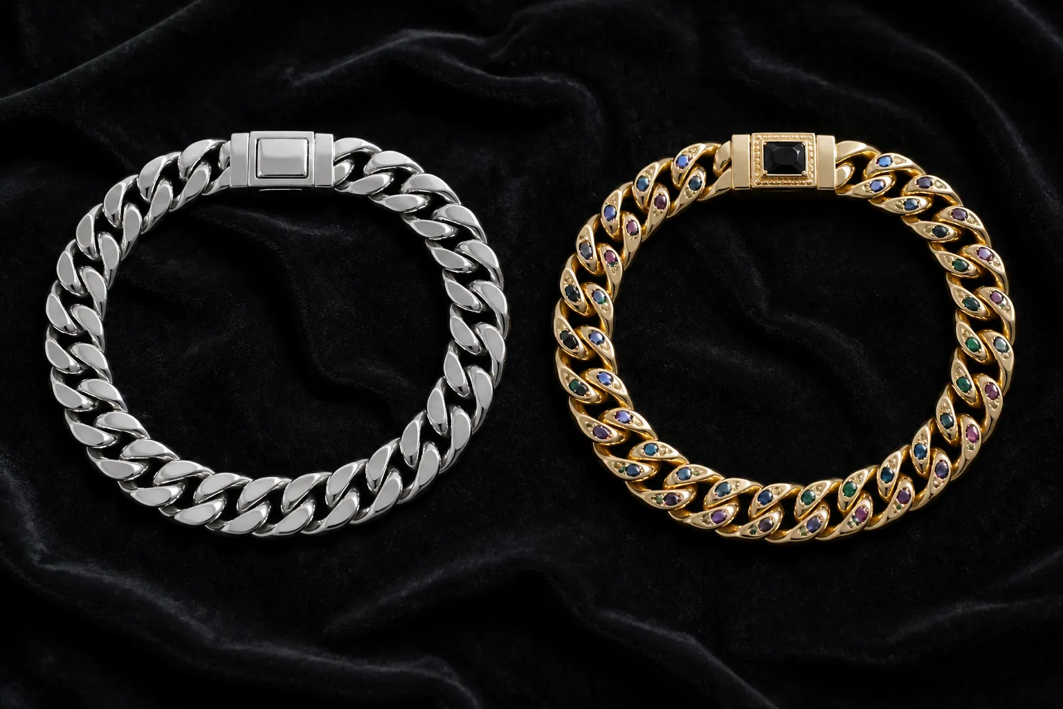 armband männer silber - Vergleichende Produktanordnung auf Samtunterlage — links ein poliertes Silber-Kuban-Armband, rechts ein vergoldetes Modell mit Vintage-Edelsteinen, beide in identischer Größe für direkten visuellen Vergleich