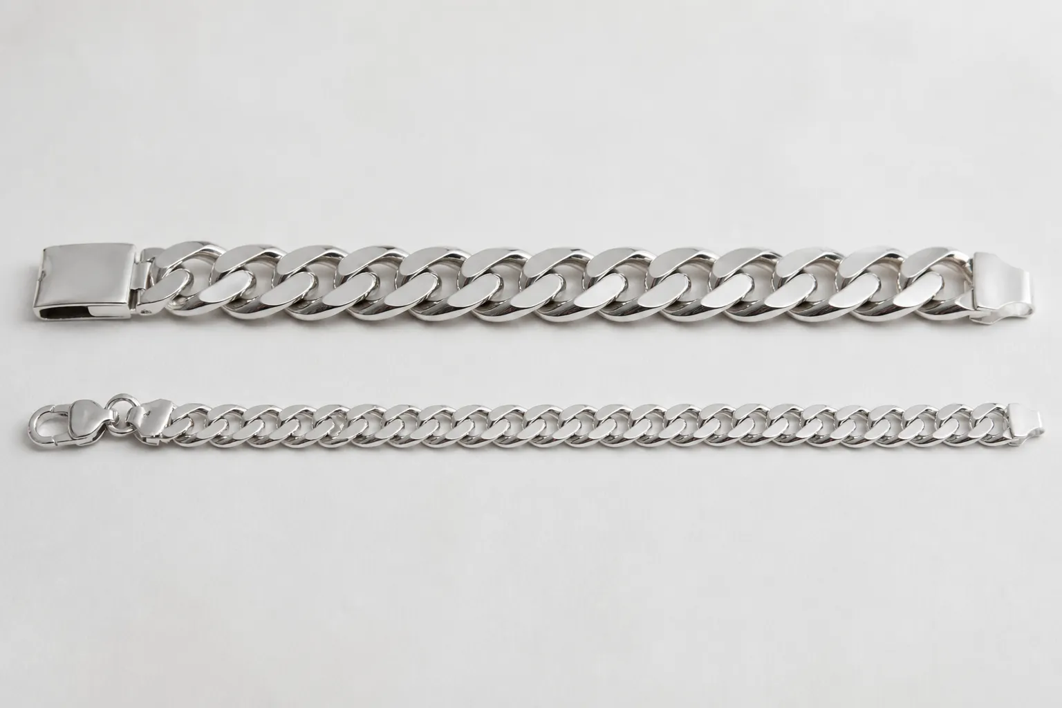 armband silber - Nahaufnahme eines Cuban Link Armbands in Silberoptik neben einem klassischen 925-Silberarmband – Detailvergleich der Kettenglieder, Breite und Oberfläche mit Beschriftung der Materialunterschiede und typischen Einsatzbereiche