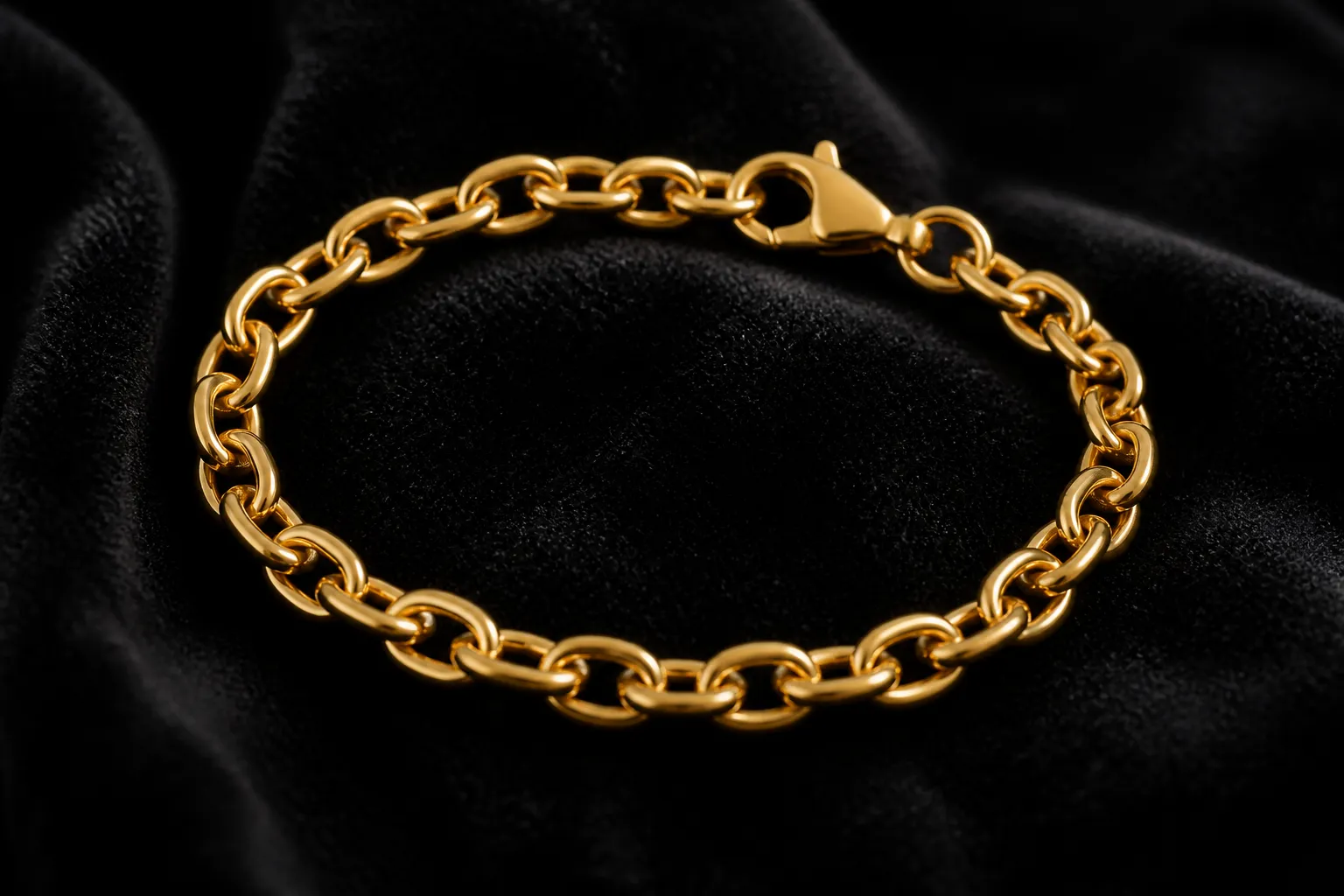 bracelet or femme - Photo éditoriale d'un bracelet chaine en or jaune 18 carats sur fond de velours sombre, mise en lumière des maillons dorés et du fermoir — illustration de la qualité joaillerie fine